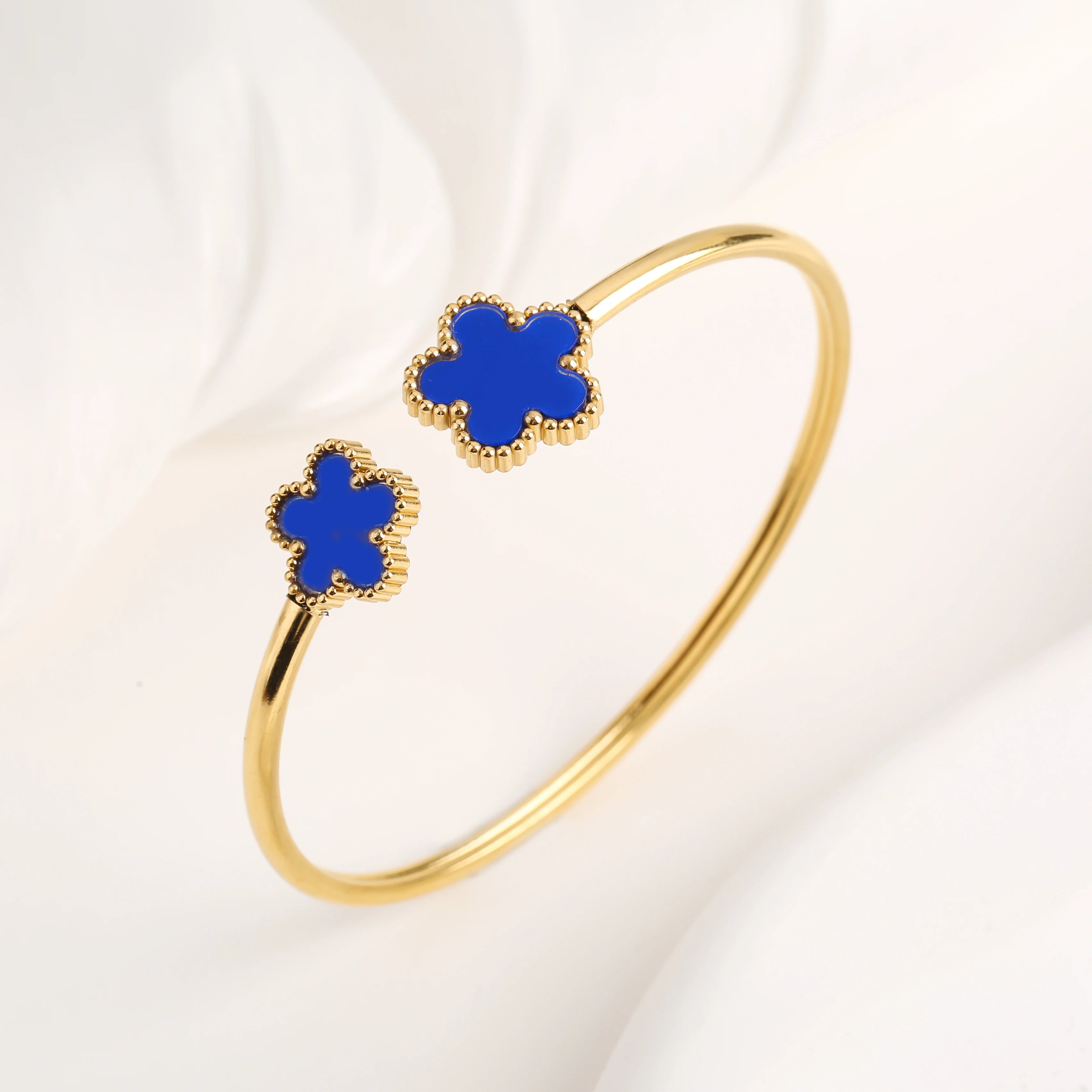 INS Hot Sale Stainless Steel Laser Five Leaf Flower Opening Ladies Bangle Classic For Woman Girl Clover Jewelry Party Gift 2024