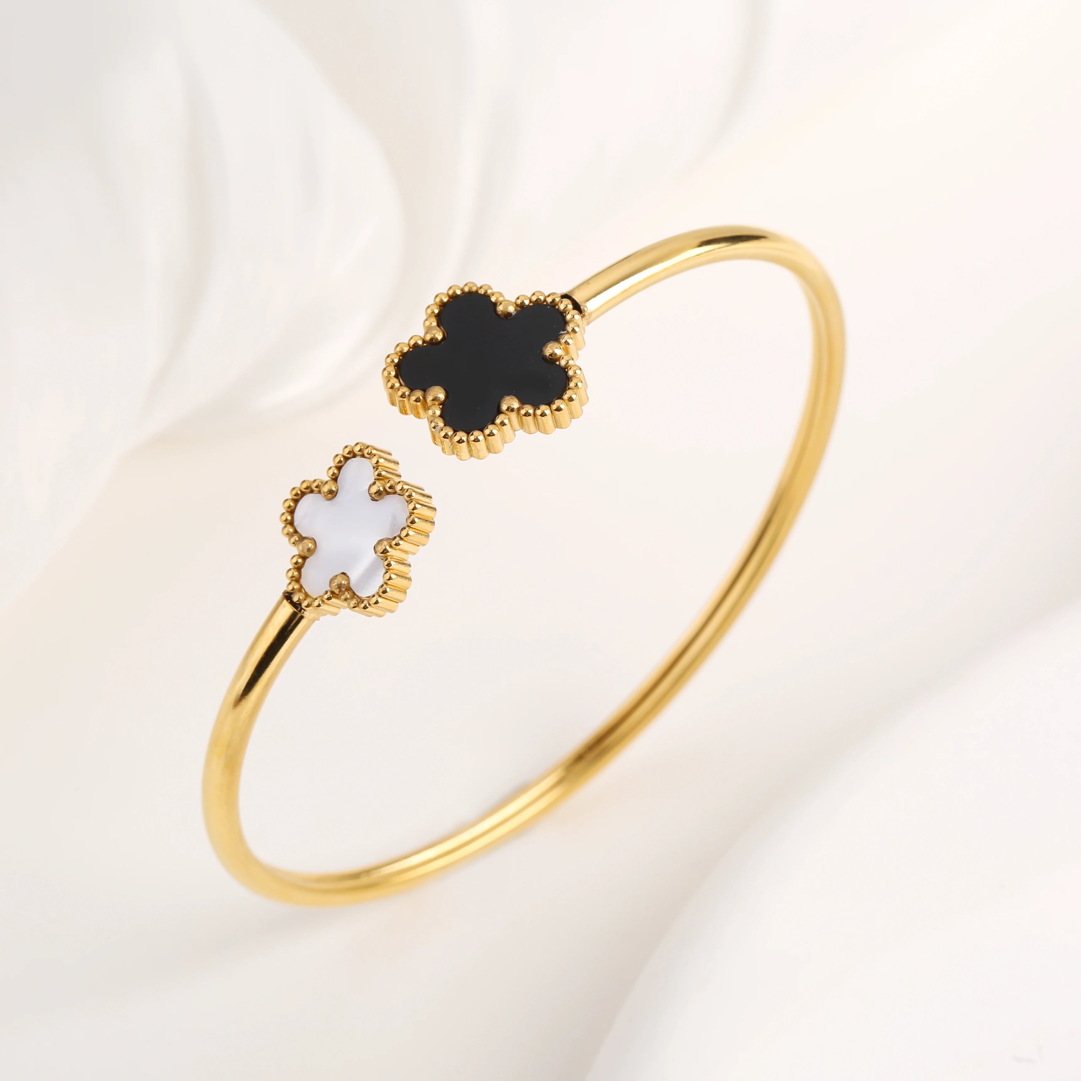 INS Hot Sale Stainless Steel Laser Five Leaf Flower Opening Ladies Bangle Classic For Woman Girl Clover Jewelry Party Gift 2024