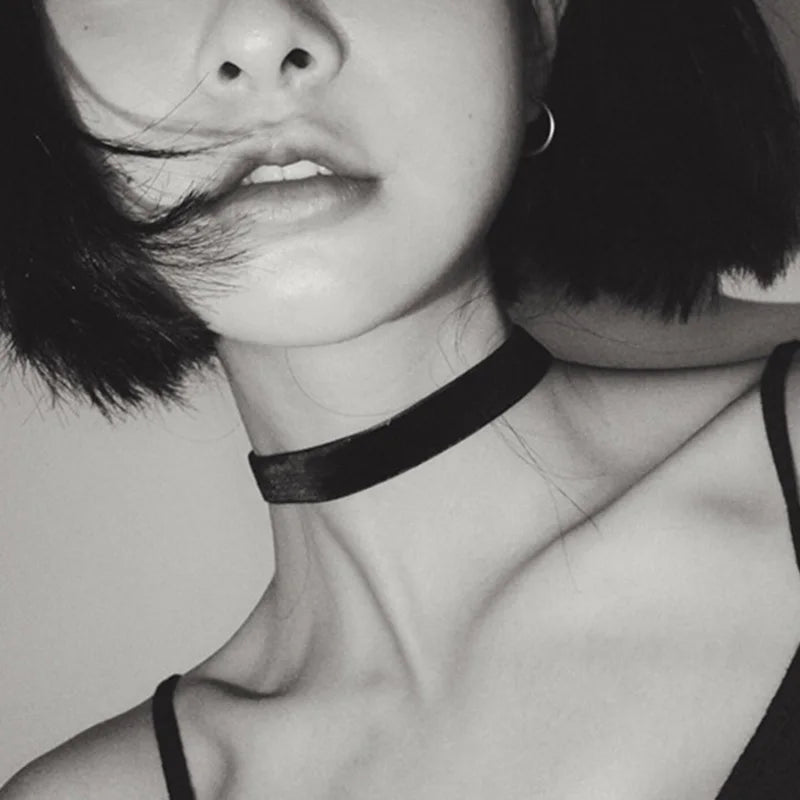 Gothic Slim Velvet Hollow Heart Choker Short Necklace for Women Vintage Women's Neck Chain Sexy Jewelry collares para mujer