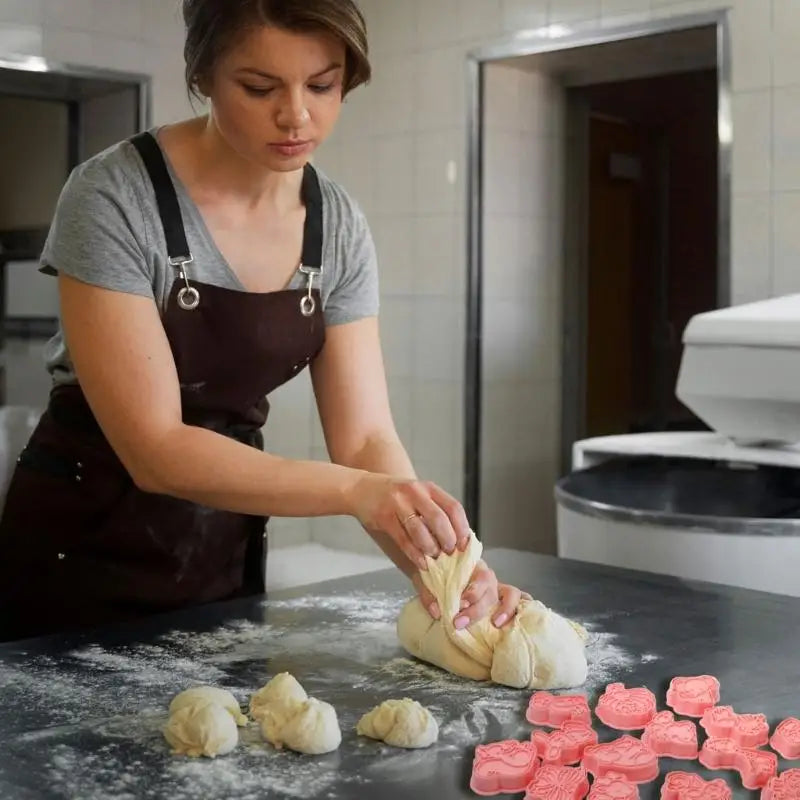 16Pcs Cartoon Animal Biscuits Cutters Cookie Stamps Fondant Pastry Mould Plastic Cookie Cutters Kitchen Baking Supplies