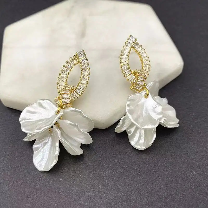 Flower Pearl Stud Earrings Korea Elegant Temperament White Color Petal Earrings for Women Wedding Party Jewelry Gifts