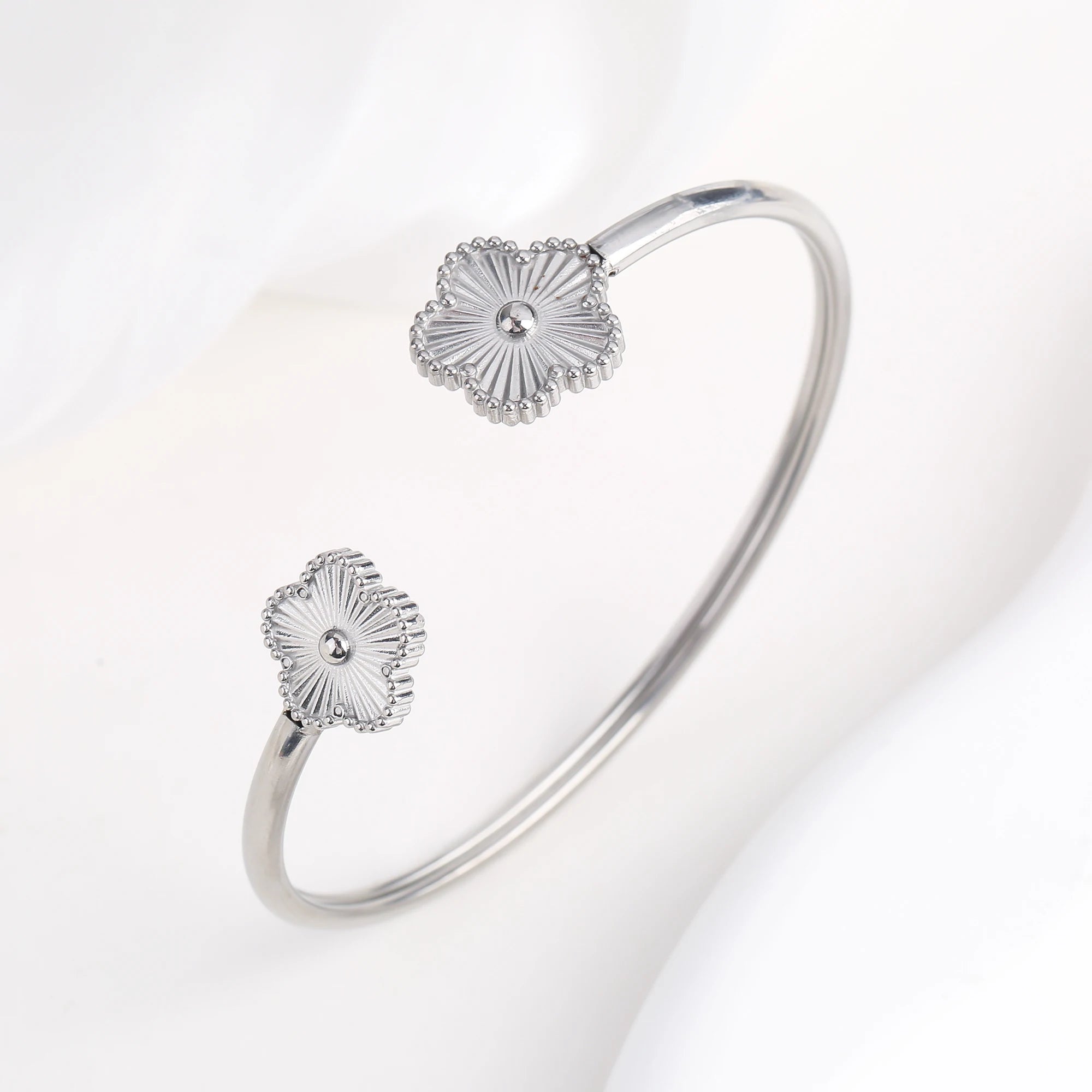 INS Hot Sale Stainless Steel Laser Five Leaf Flower Opening Ladies Bangle Classic For Woman Girl Clover Jewelry Party Gift 2024
