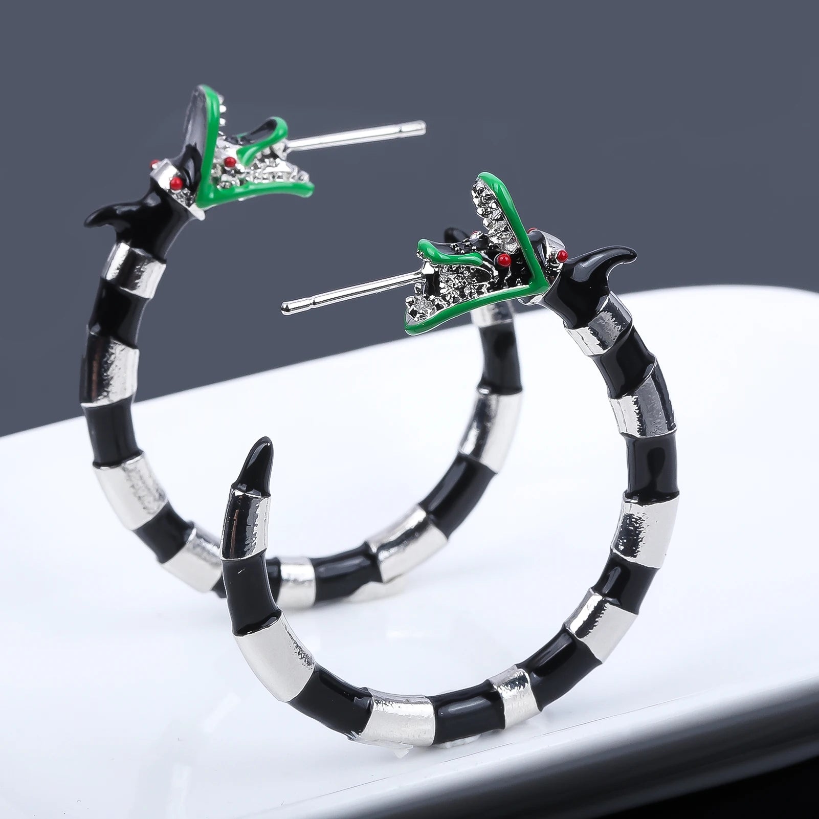 Gothic Style Halloween Betelgeuse Snake Earring for Women Beetle Juice Lydia Sandworm Creepy Jewelry Cosplay Props Accessories