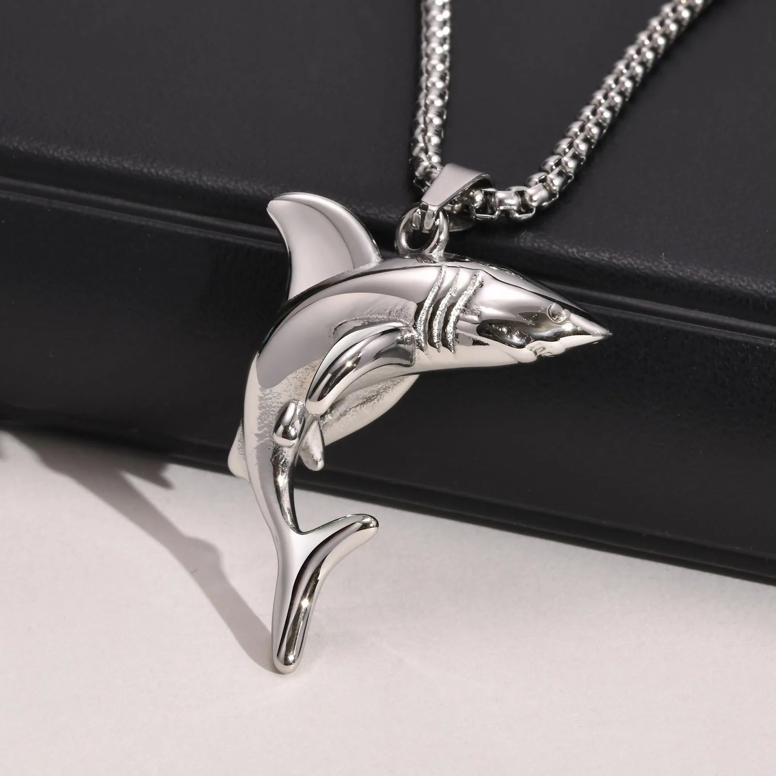 Vnox Stylish Shark Men Boys Necklaces,Rock Punk Animal Pendant Collar Jewelry with Stainless Steel Box Chain 50/55/60/70cm