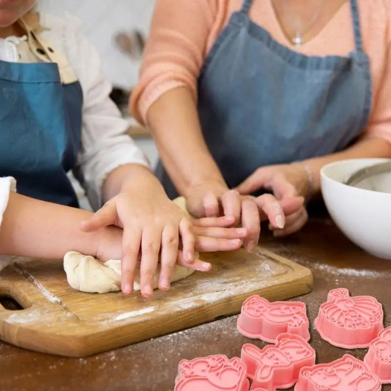 16Pcs Cartoon Animal Biscuits Cutters Cookie Stamps Fondant Pastry Mould Plastic Cookie Cutters Kitchen Baking Supplies