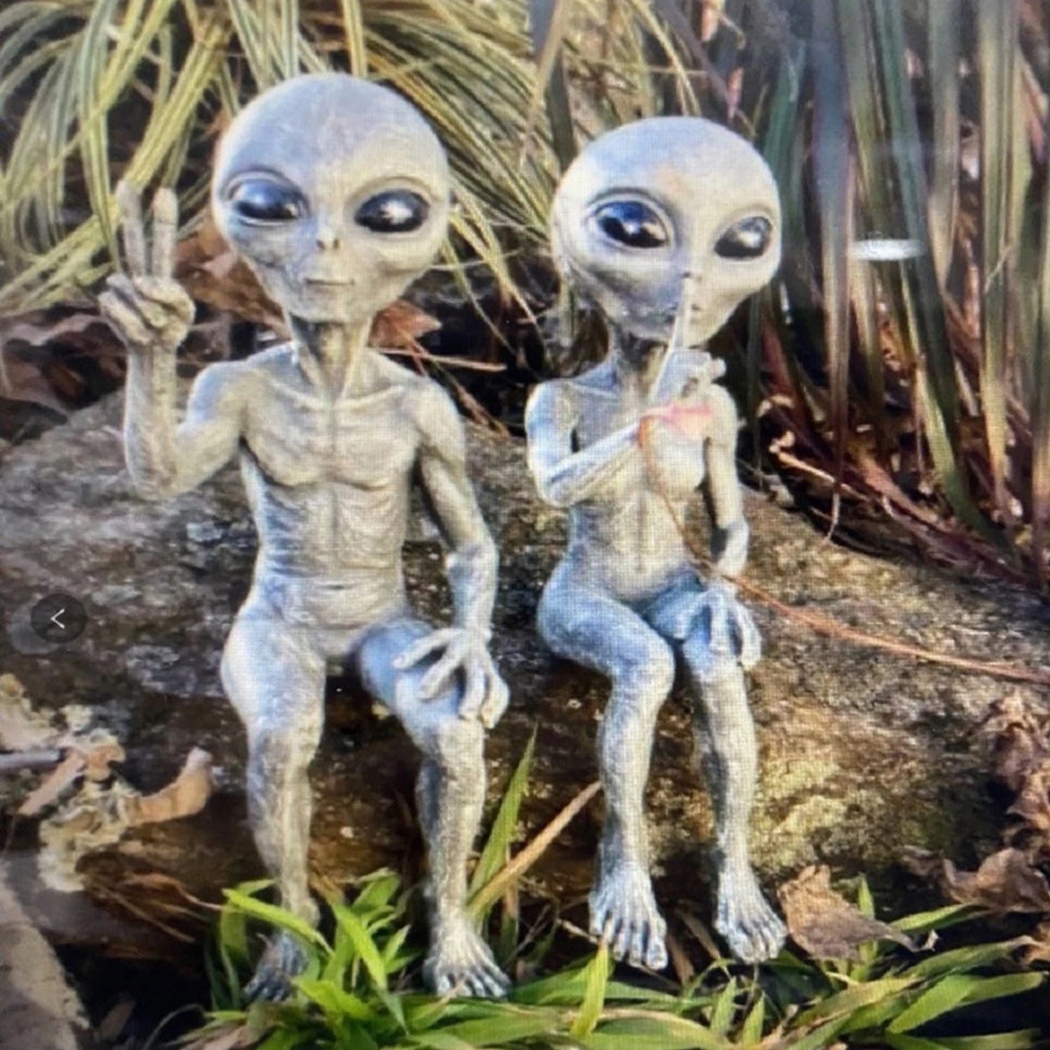 Garden Resin Alien Statue Sculptures Figurine Garden Ornament Indoor Art Decor for Patio Garden Decor Outdoor Home Decorations