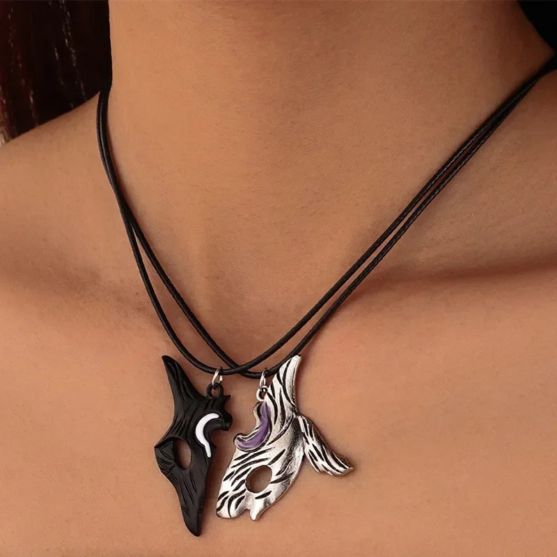 2Pcs Classic Game Couple Necklaces Kindred Hunter Stitching Pendant Necklace Lovers Friendship Jewelry Party Gift Accessories
