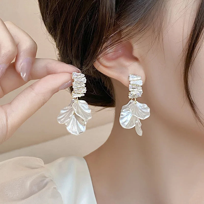 Flower Pearl Stud Earrings Korea Elegant Temperament White Color Petal Earrings for Women Wedding Party Jewelry Gifts
